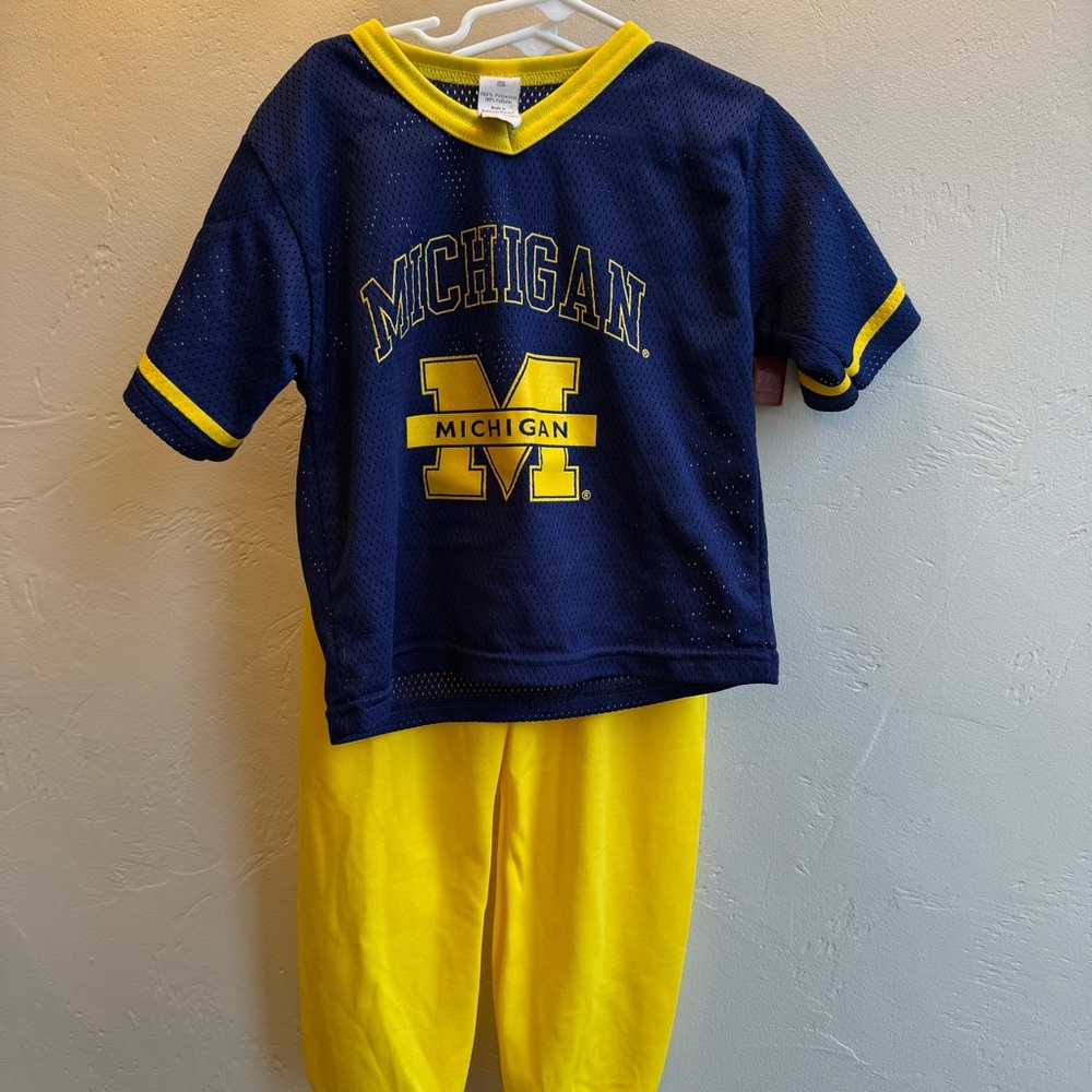 Boys Michigan football player uniform size M, ages 5/6 approximately